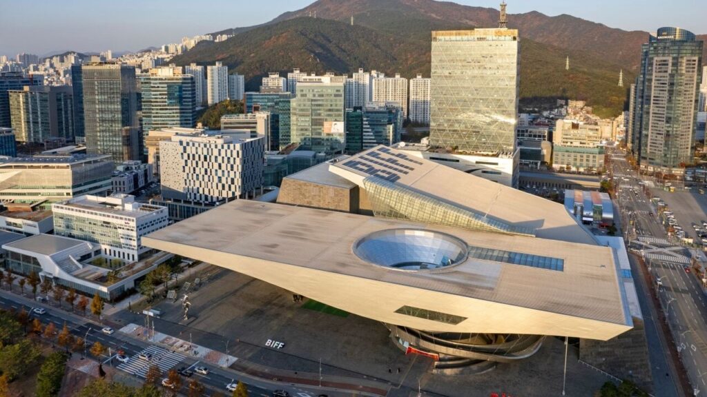 영화의 전당 — 부산광역시 해운대구 수영강변대로 120