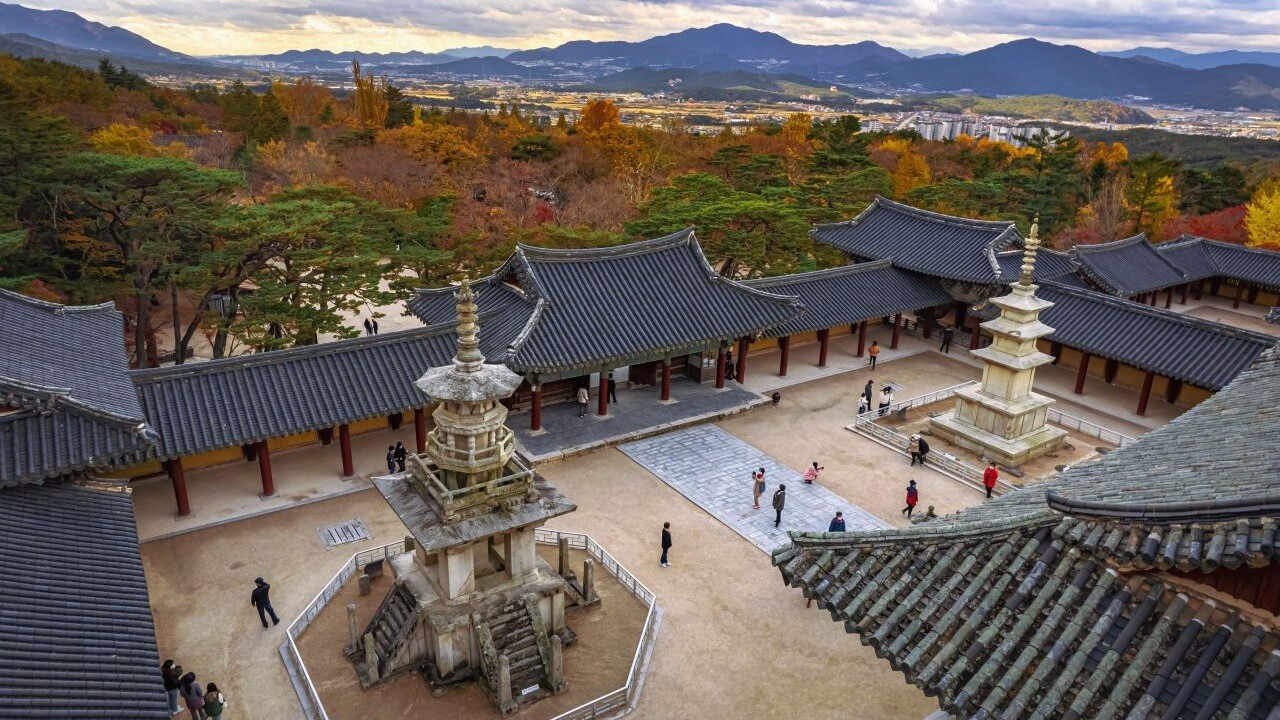위에서 내려다본 불국사 대웅전 앞마당과 다보탑·석가탑