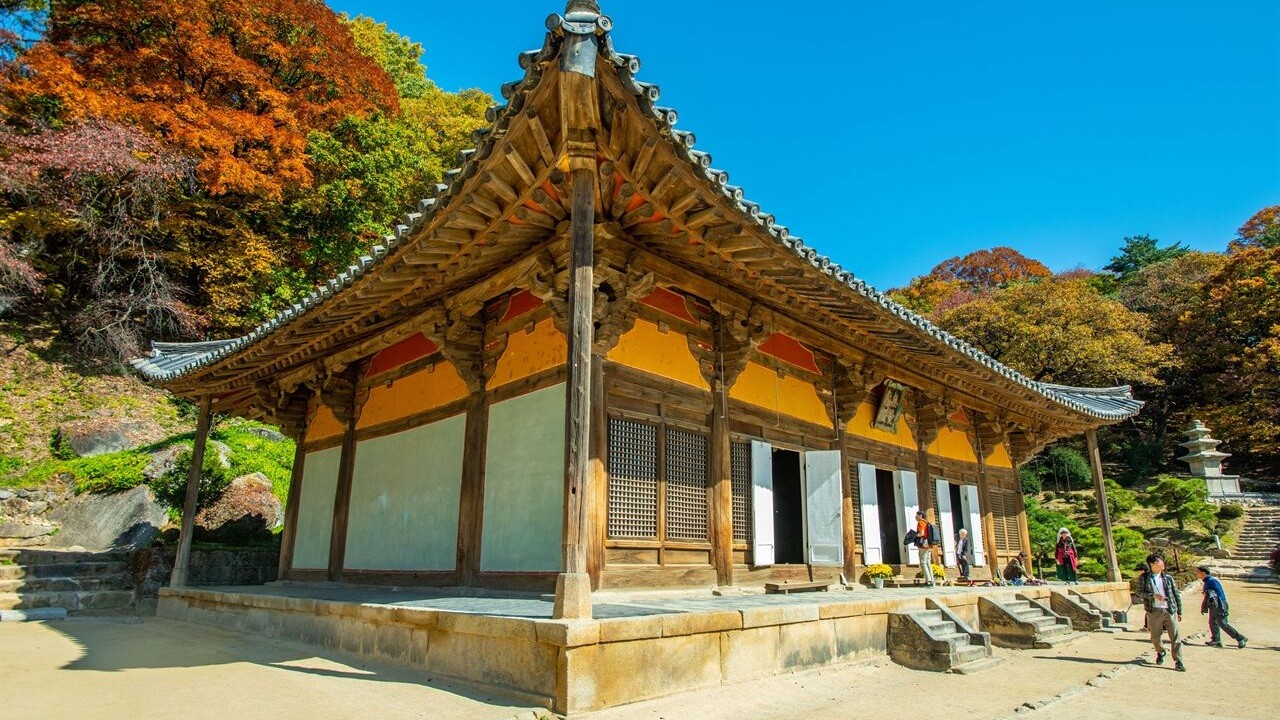 부석사 무량수전의 측면과 기와 처마, 앞쪽 마당