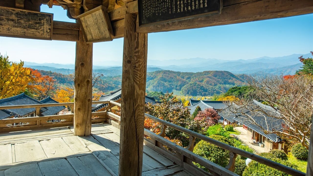부석사 안양루 안에서 바라본 아래쪽 전각의 지붕과 먼 능선
