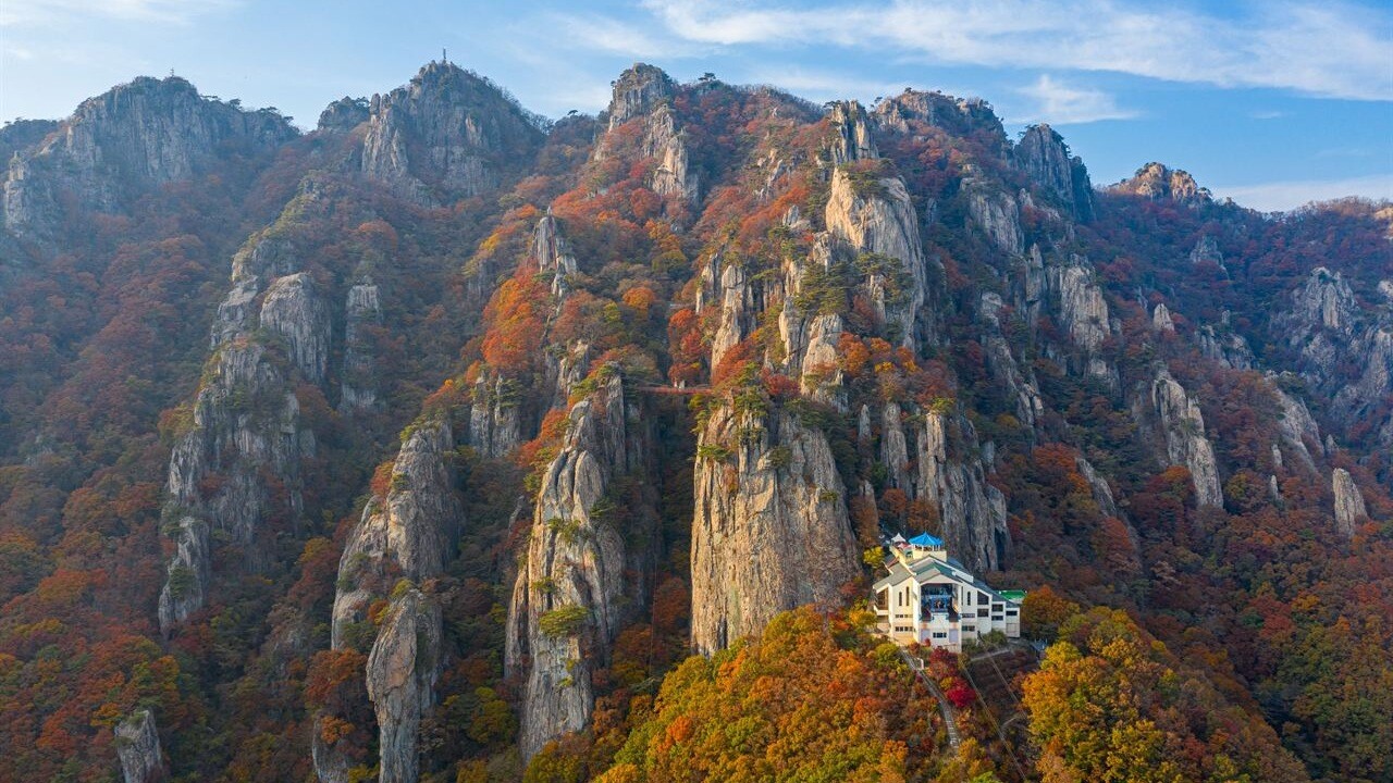 대둔산 바위 봉우리와 계곡 사이의 풍경