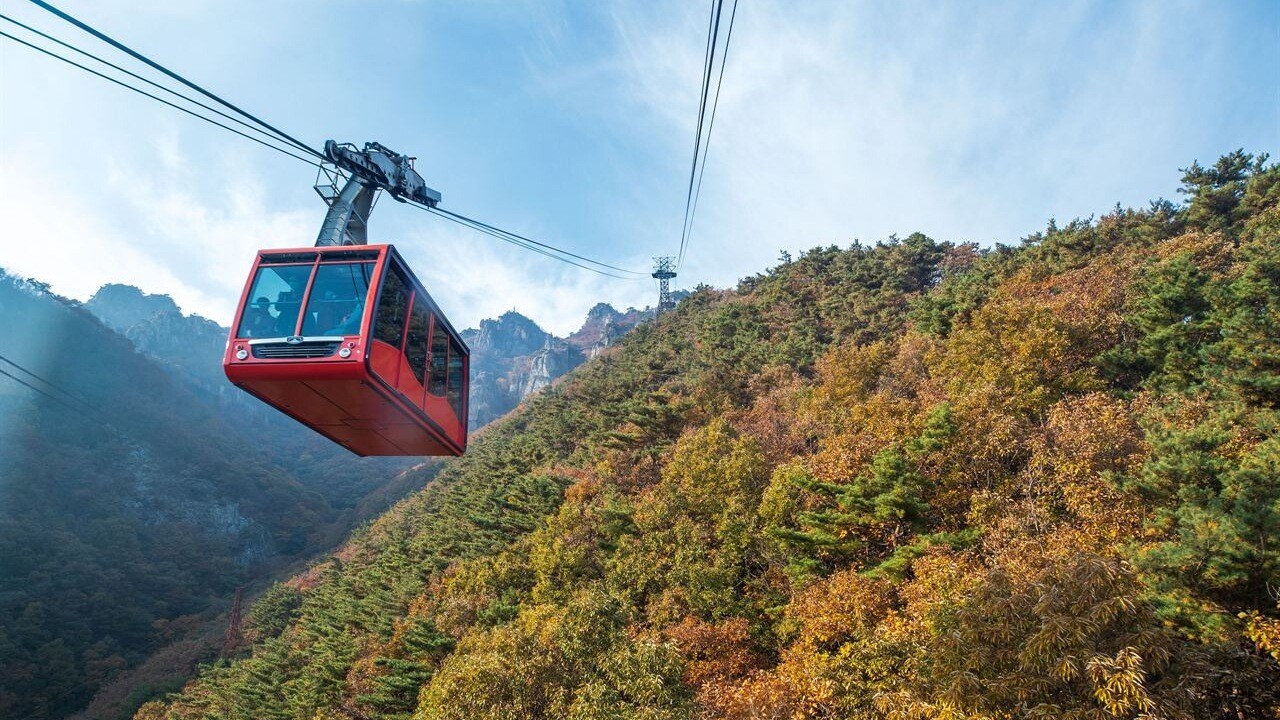 대둔산의 산비탈 옆으로 이동하는 붉은 케이블카