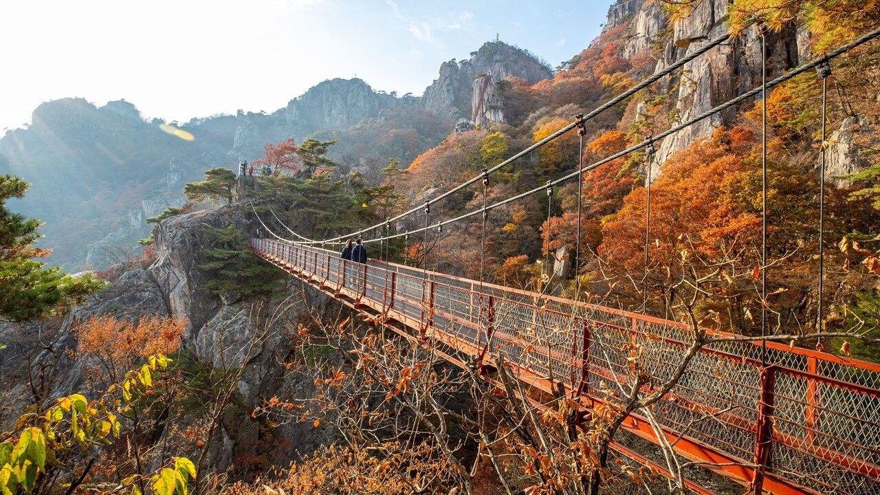 대둔산 금강구름다리와 주변의 바위