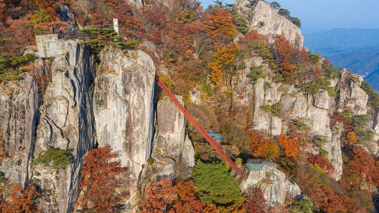 대둔산의 가파른 바위 사면과 계단