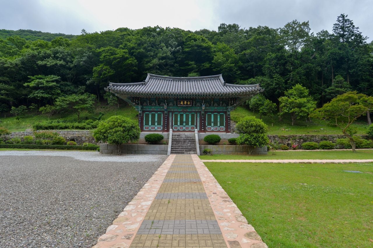 해남 대흥사 표충사의 정면과 사당으로 이어지는 곧은 돌길