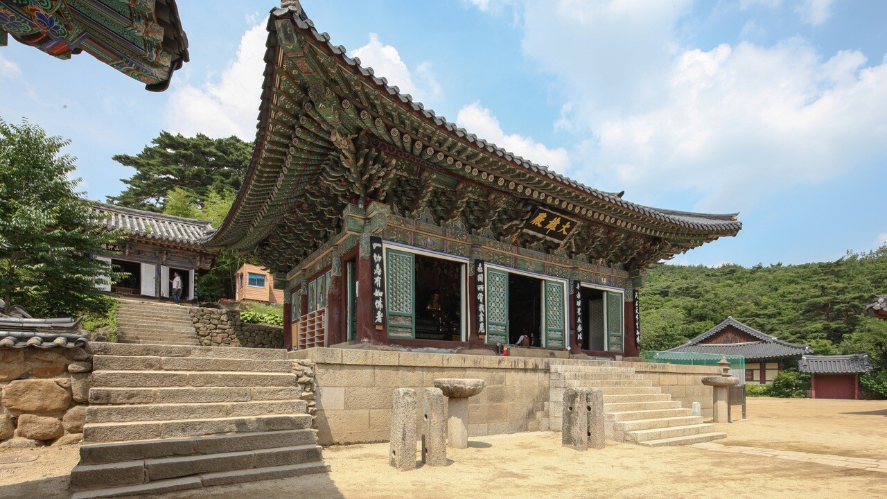 계단 위에 놓인 동화사 대웅전과 기와지붕