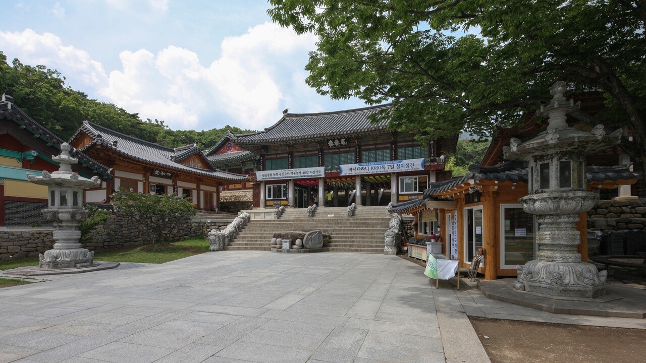 동화사 마당 주변에 층층이 놓인 기와지붕과 돌계단