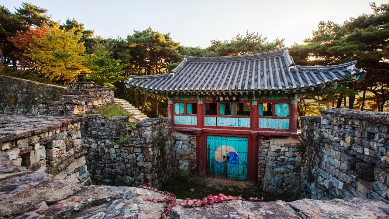 고창읍성 공북루의 기와지붕과 붉은 기둥을 둘러싼 돌벽