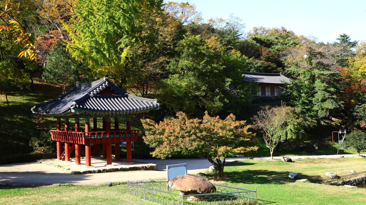 고창읍성 안쪽 잔디마당의 붉은 누각과 노랗게 물든 나무