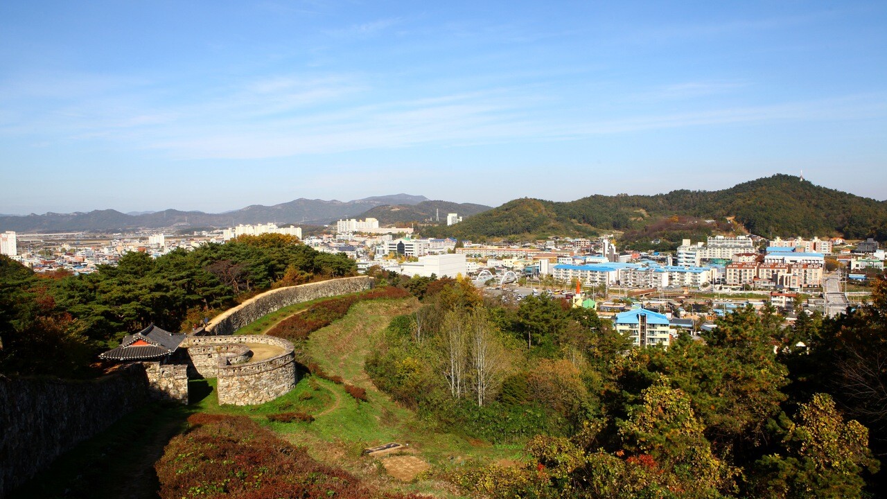 고창읍성의 굽은 성벽 너머로 보이는 고창 읍내와 먼 산