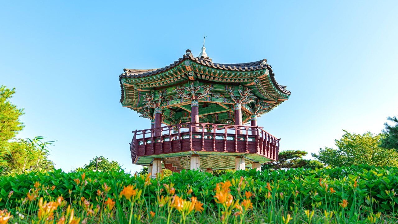 A pavilion and green planting at Ilsan Lake Park