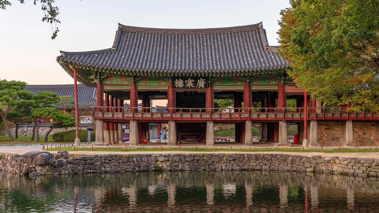 남원 광한루의 목조 누각과 연못에 비친 기둥