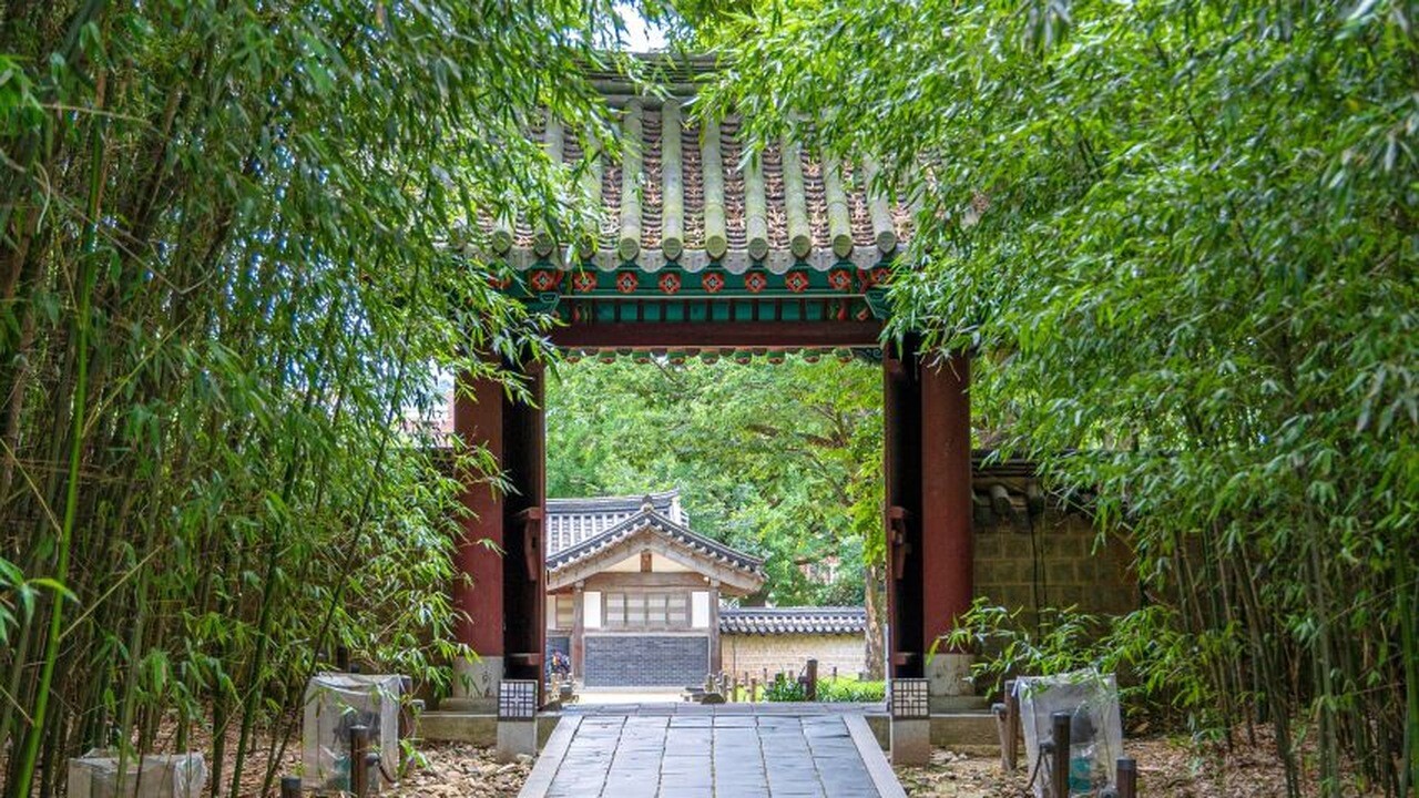 경기전 대나무 사이의 협문과 돌길