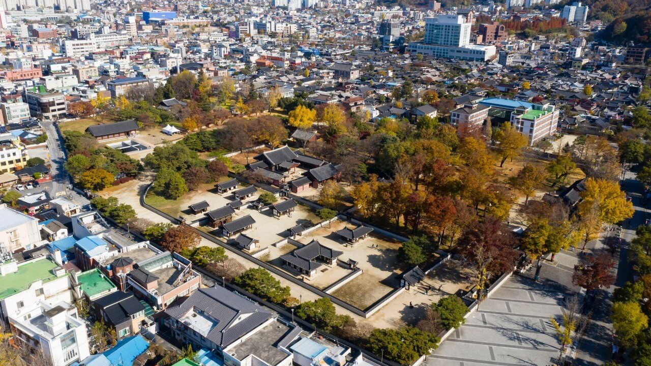 전주 도심과 한옥마을 안에 자리한 경기전 전경