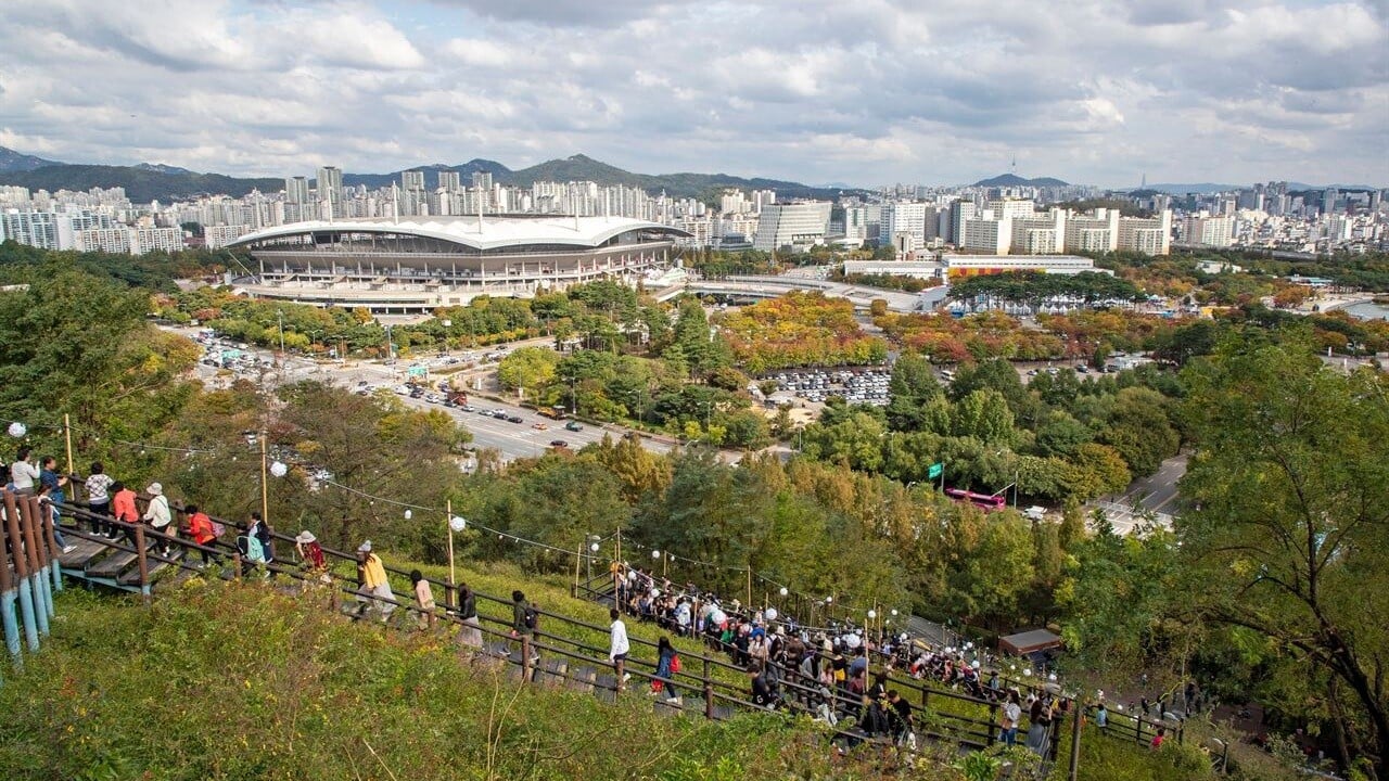 하늘공원 언덕에서 내려다본 계단과 월드컵공원 일대