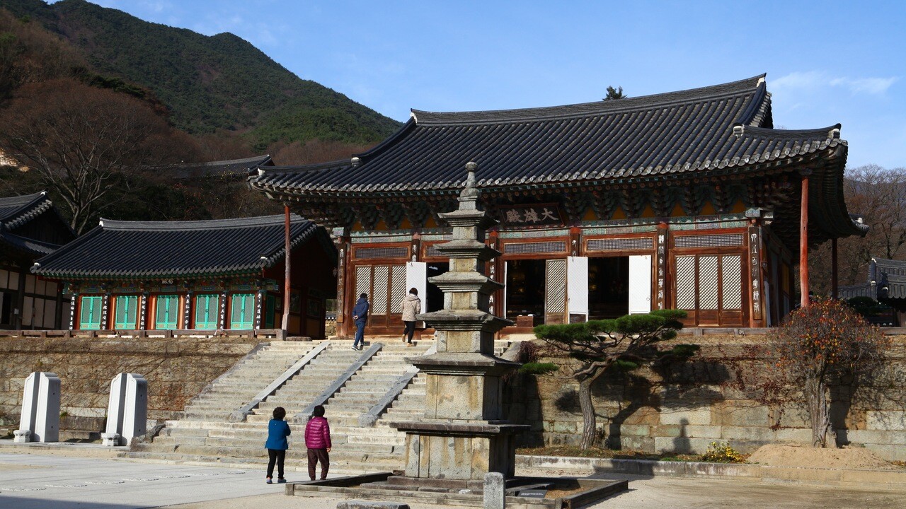 화엄사 대웅전과 앞마당의 석탑, 넓은 돌계단