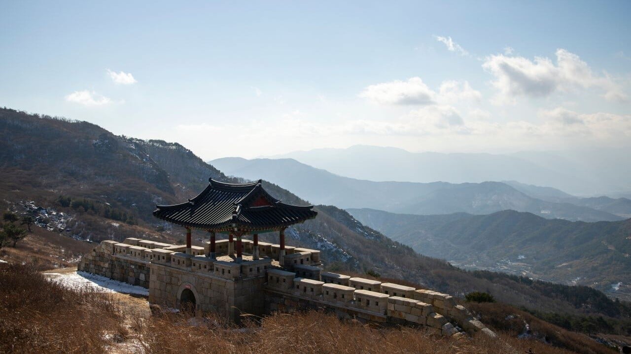 A pavilion and stone railing overlooking Hwangmaesan’s surrounding ridges