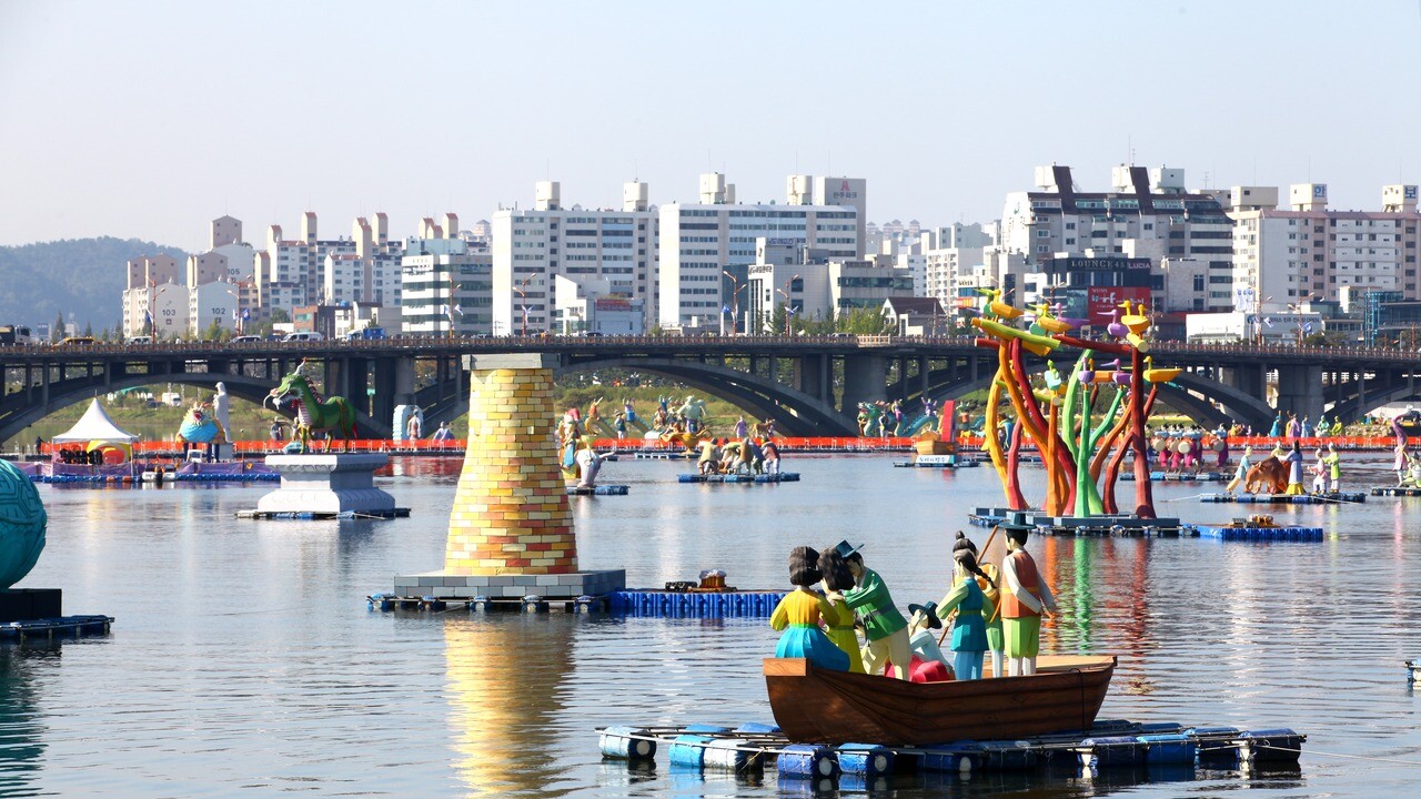 Boat and human figures among Jinju lantern displays