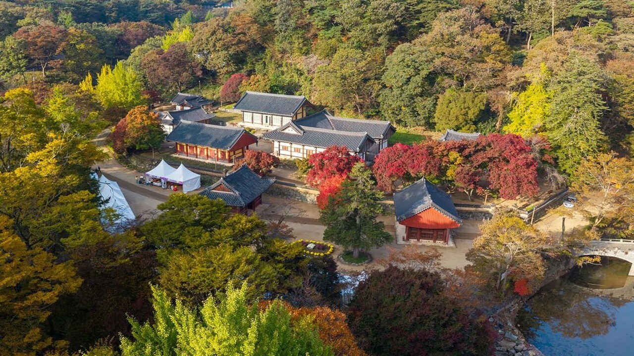 공주 마곡사 가을 풍경의 물길과 층층이 이어지는 전각