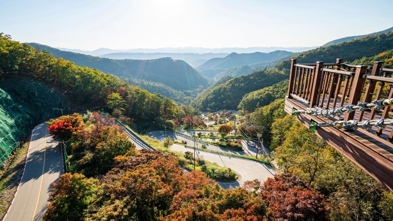 말티재 전망대 난간 너머 산과 고갯길