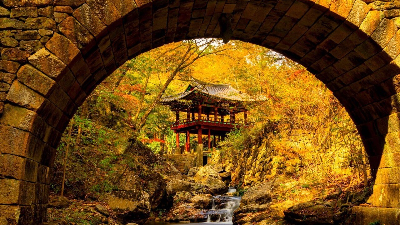 순천 선암사 승선교의 돌 아치 너머로 보이는 강선루