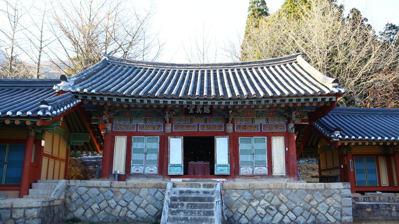선암사 응진당의 기와지붕과 앞쪽 돌계단