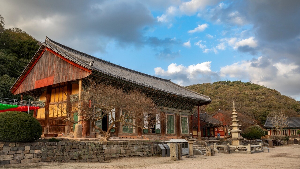 고창 선운사 대웅보전과 마당의 돌기단