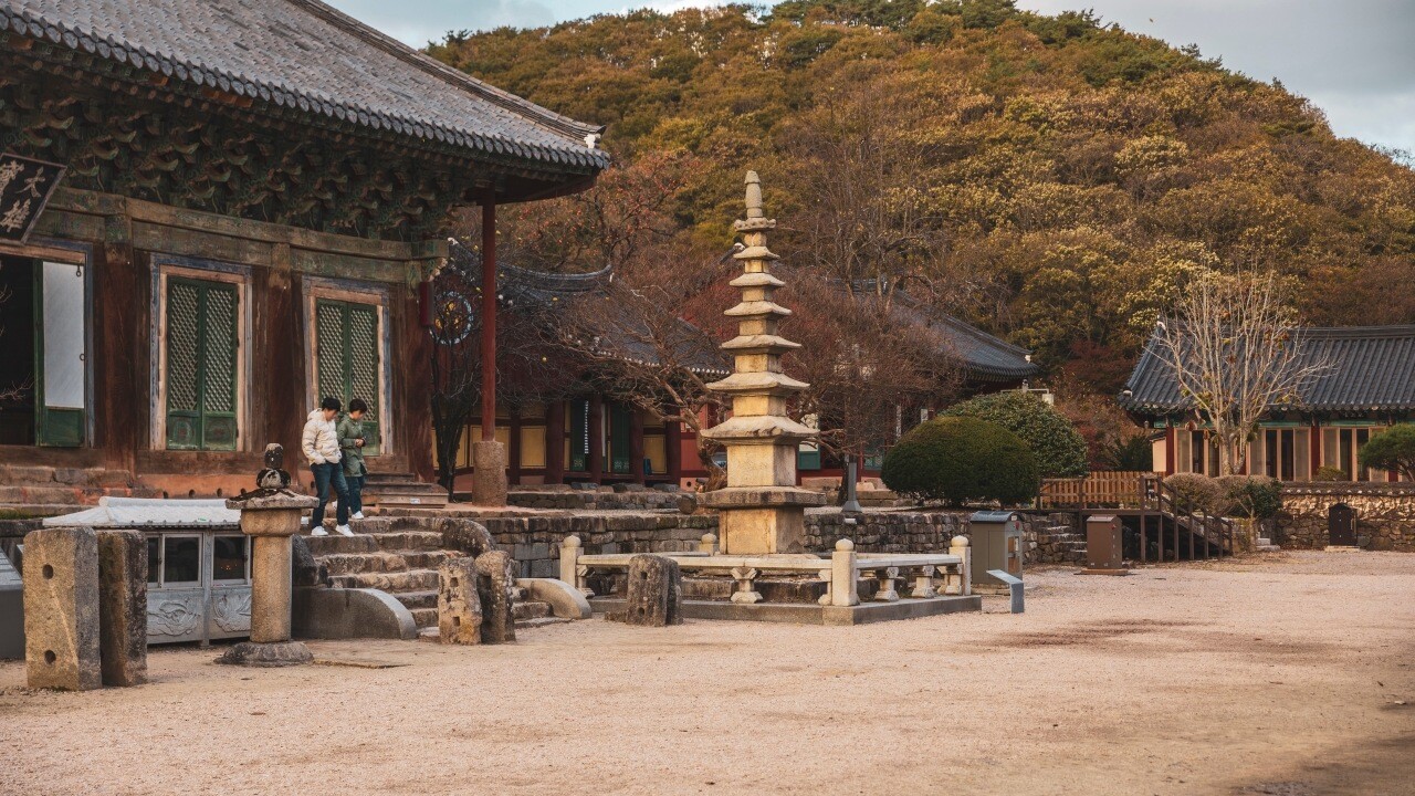 선운사 대웅보전 앞 마당의 석탑과 전각