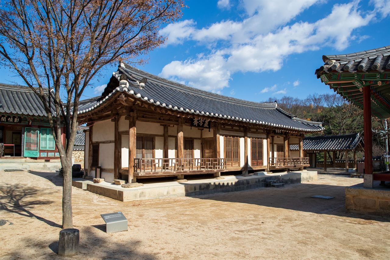 소수서원의 목조 전각과 나무 기둥, 낮게 열린 마당