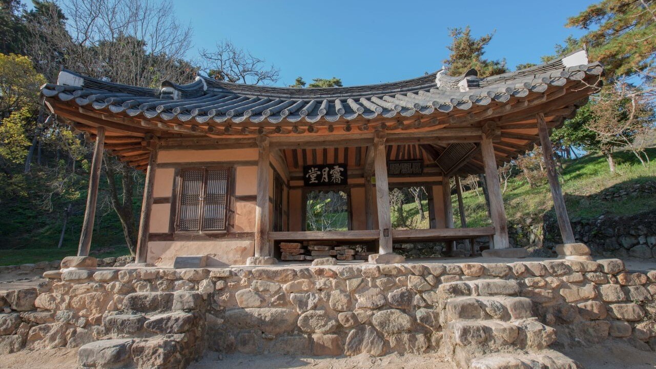 소쇄원 제월당의 현판과 마루, 거친 돌기단으로 이어지는 계단