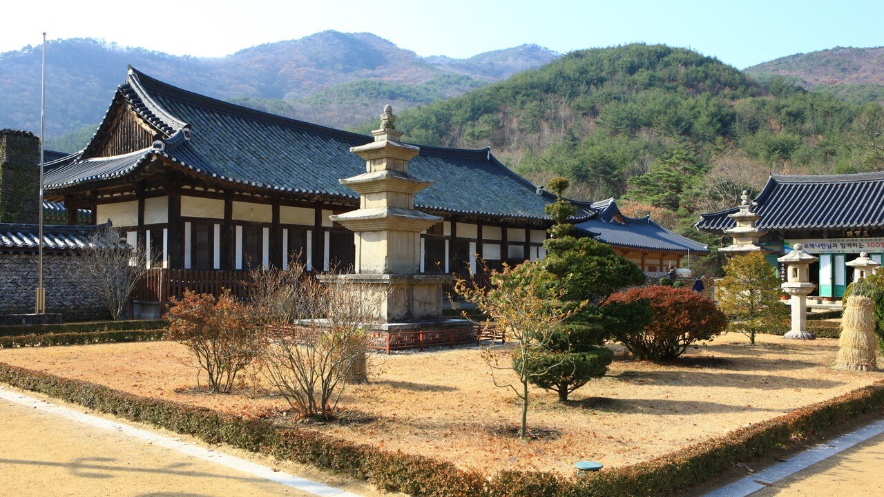 운문사 경내의 삼층석탑과 긴 기와지붕을 가진 전각
