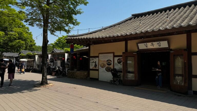 “민속촌 걷다 지쳤다면 여기예요”… 경치 보며 한식으로 쉬어가기 좋은 한국민속촌 길목집