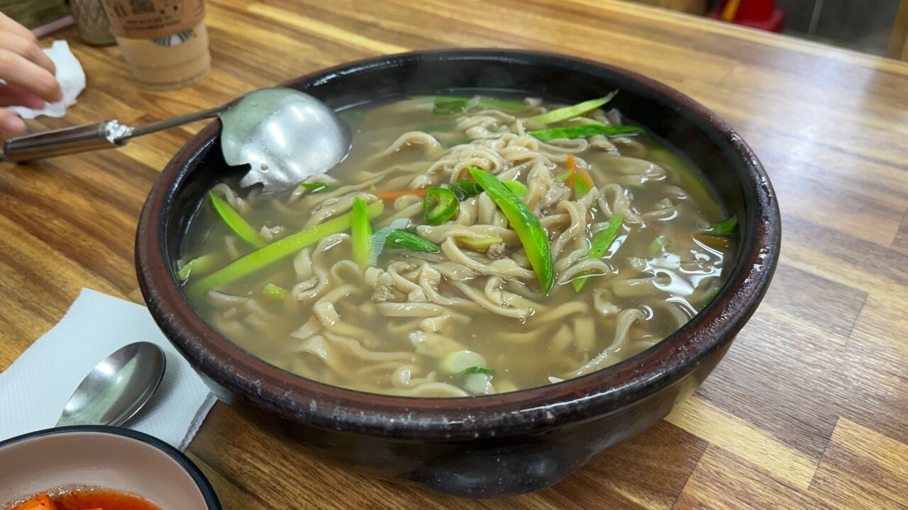 안성 도토리네 칼국수 맑은 국물과 도토리 자가제면