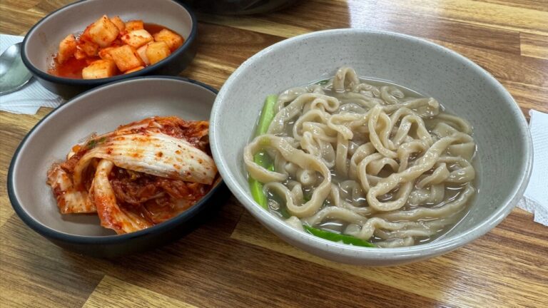 “12시에 가면 이미 늦습니다”… 점심 3시간만 문 여는 안성 도토리네 칼국수