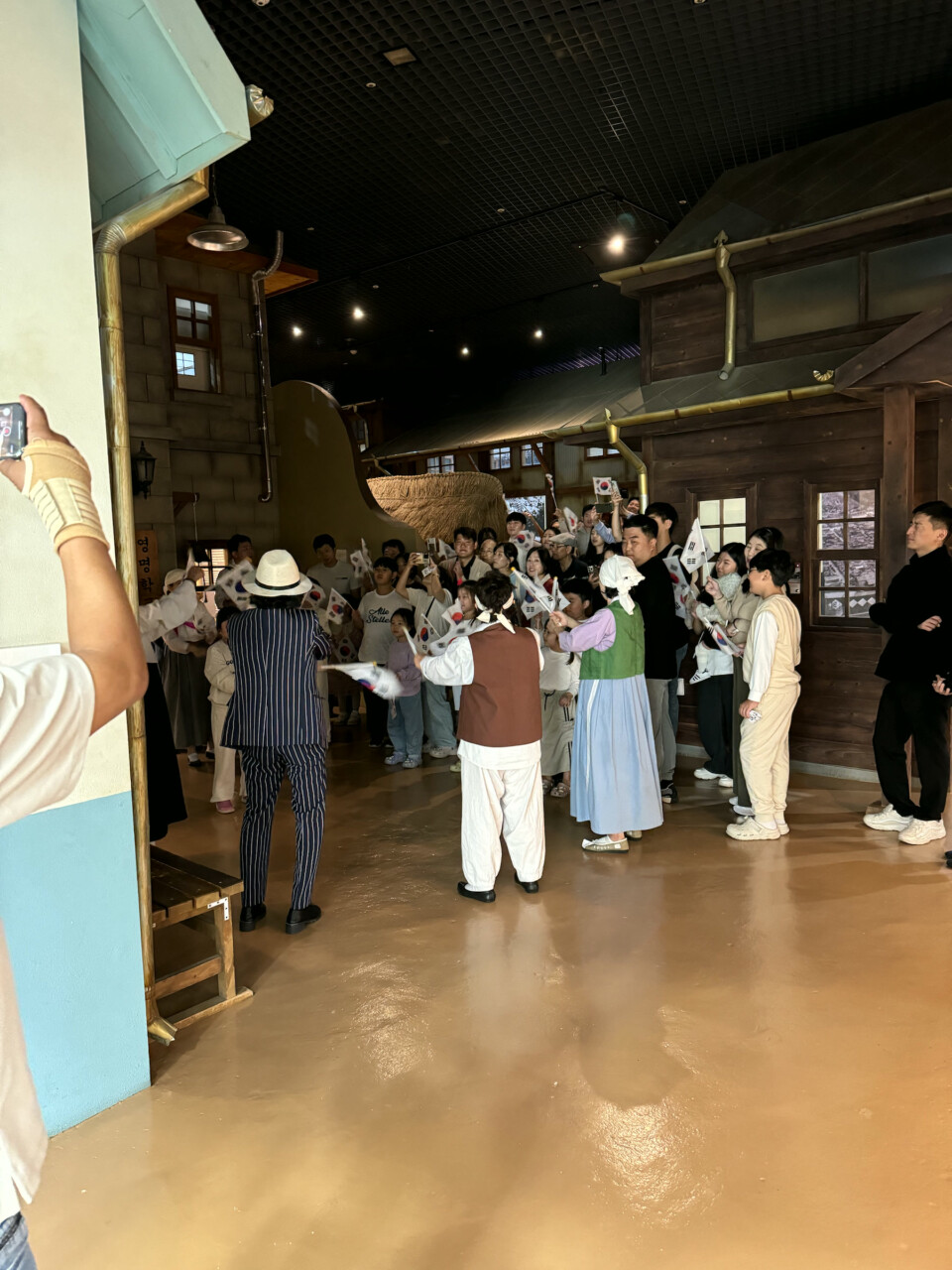 군산 근대역사박물관 실내 재현 거리에서 열린 문화 공연