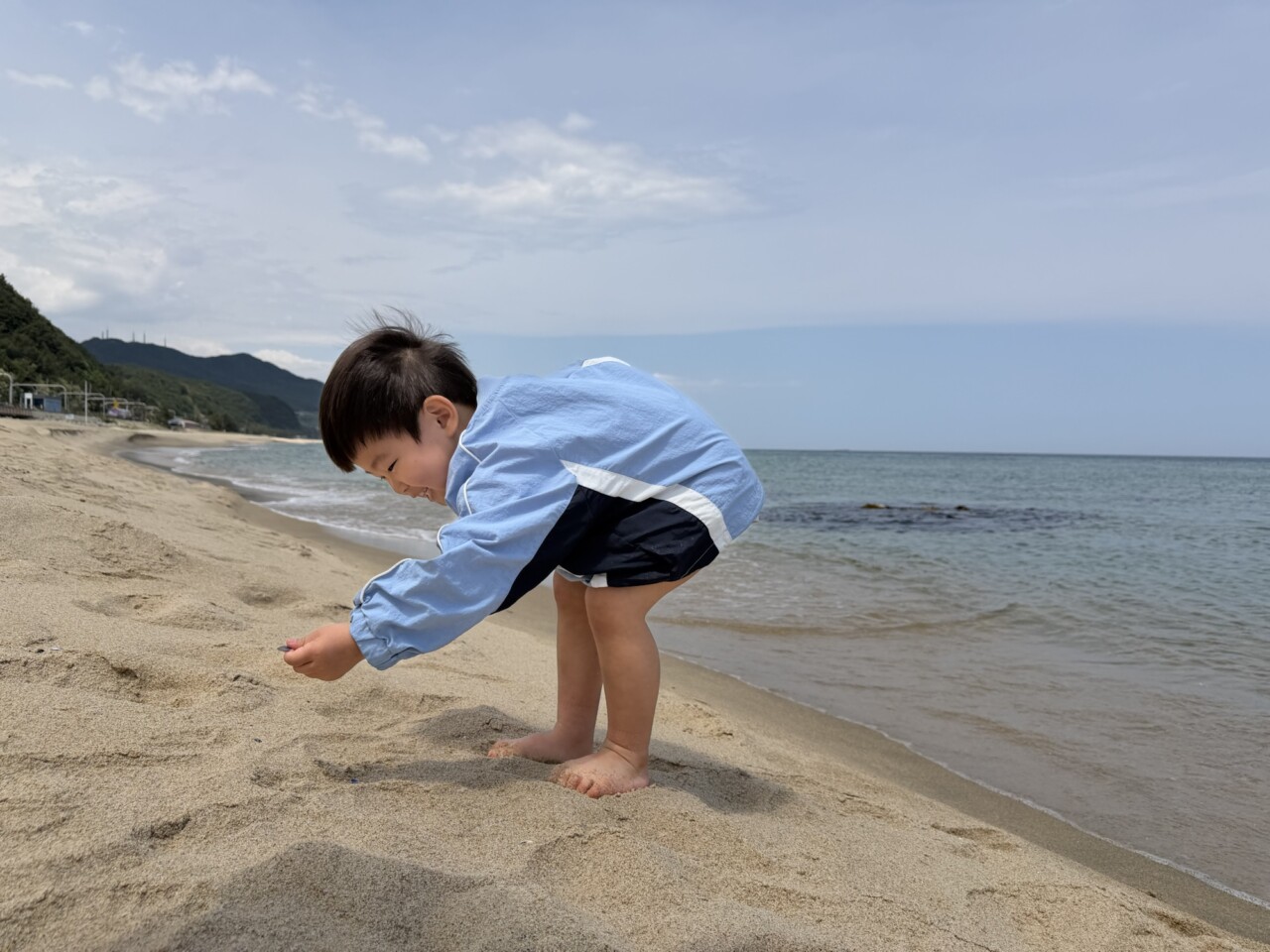 정동진 반나절 코스 중 해변에서 모래놀이하는 아이