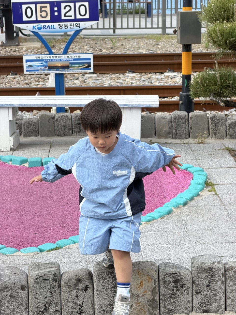 정동진역 해 뜨는 시간 표지 앞에 선 아이