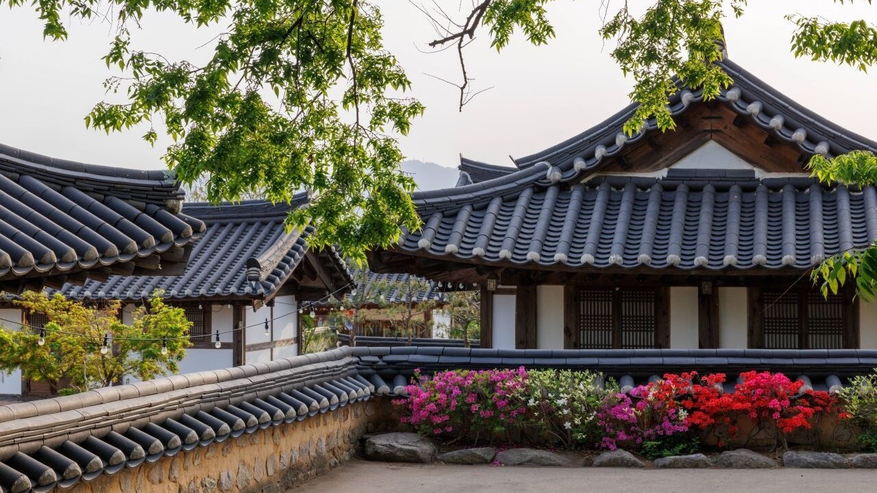 고즈넉한 한옥 담장이 이어지는 경주 교촌마을