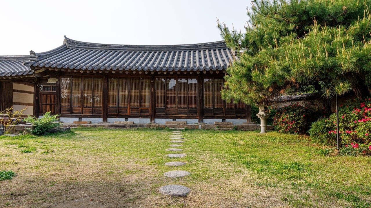 기와지붕과 마당이 어우러진 경주 교촌마을