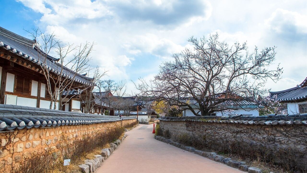 한옥 사이를 걷는 경주 교촌마을 산책길