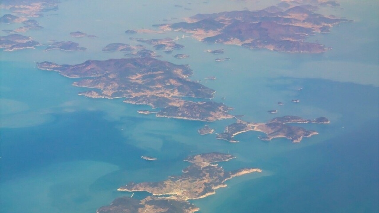 바다 위 섬들이 겹겹이 이어지는 여수 금오도 일대 항공 전경