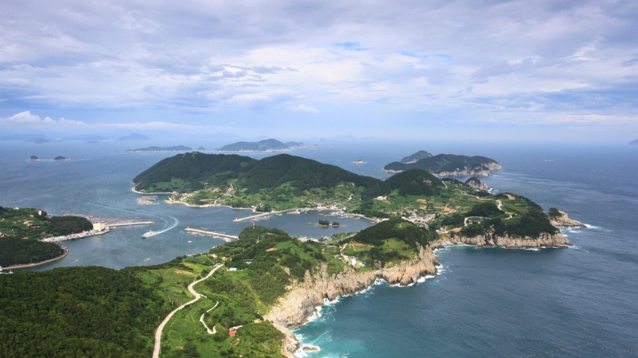 욕지도 항구와 해안선을 내려다본 전경